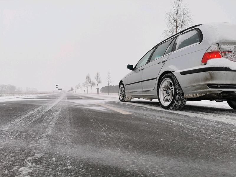 Silber Gebraucht 2003 BMW 320 Kombi | 2.000 € (Teuer) - Bild 1/4