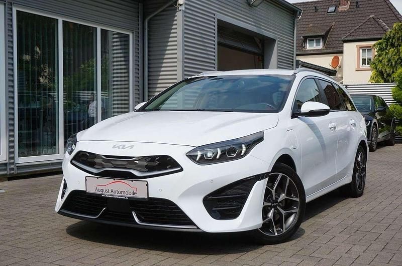 Weiß Gebraucht 2022 Kia Ceed Sportswagon Platinum Edition Kombi | 19.470 € (Fairer Preis) - Bild 1/3