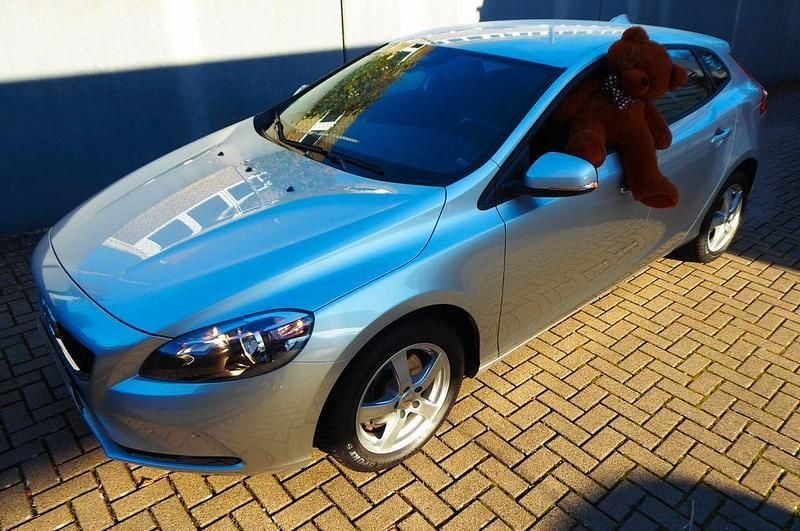 Gebraucht Volvo V40 Kinetic 122 PS (89 kW) 2017 Silber Limousine