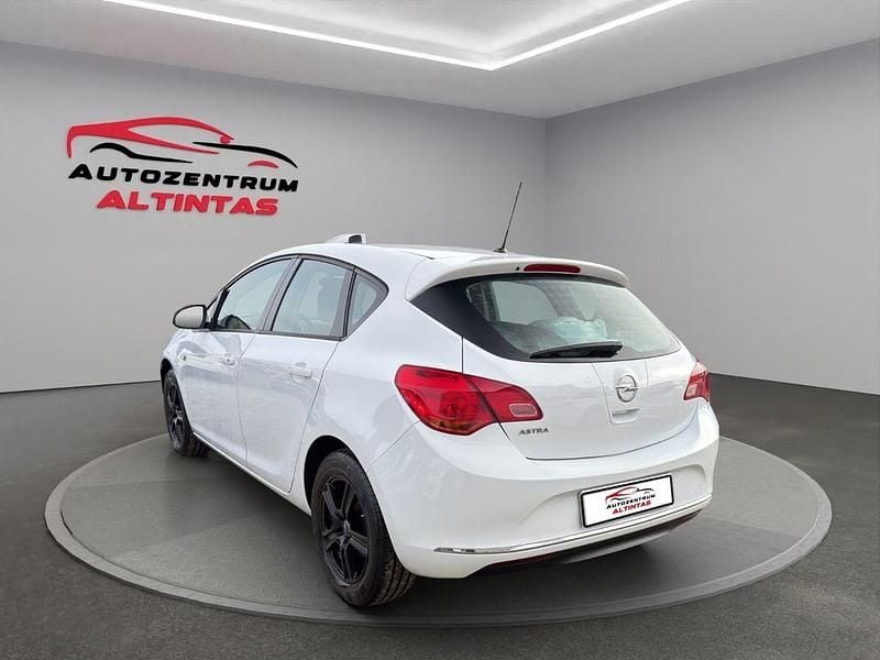 Gebraucht Opel Astra Selection 101 PS (74 kW) 2015 Weiß Limousine