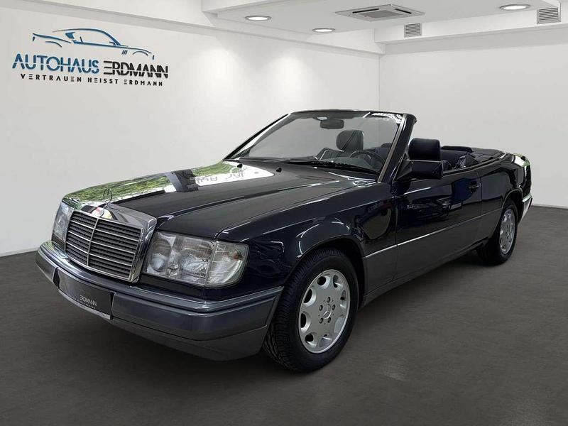 Blauschwarz met. Gebraucht 1993 Mercedes 300 Cabrio | 32.990 € - Bild 1/3