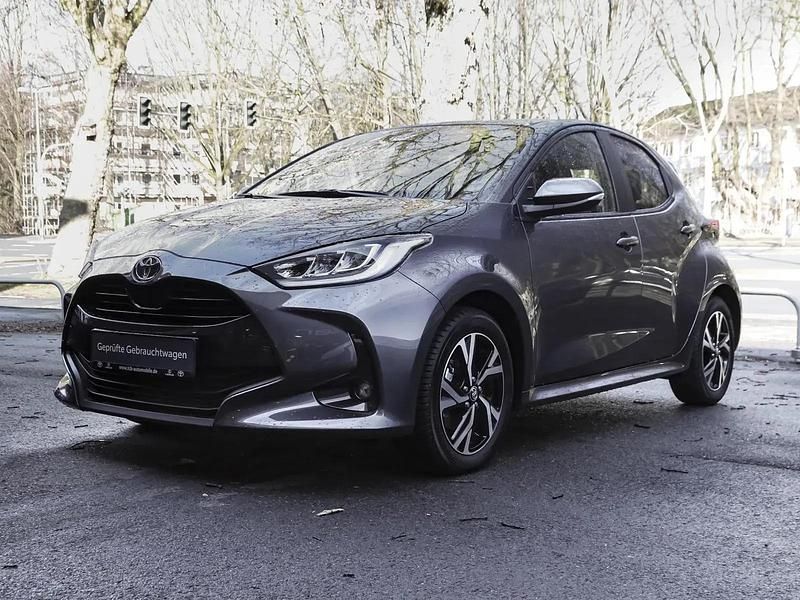 Grau Gebraucht 2025 Toyota Yaris Kleinwagen | 22.429 € (Superpreis) - Bild 1/4