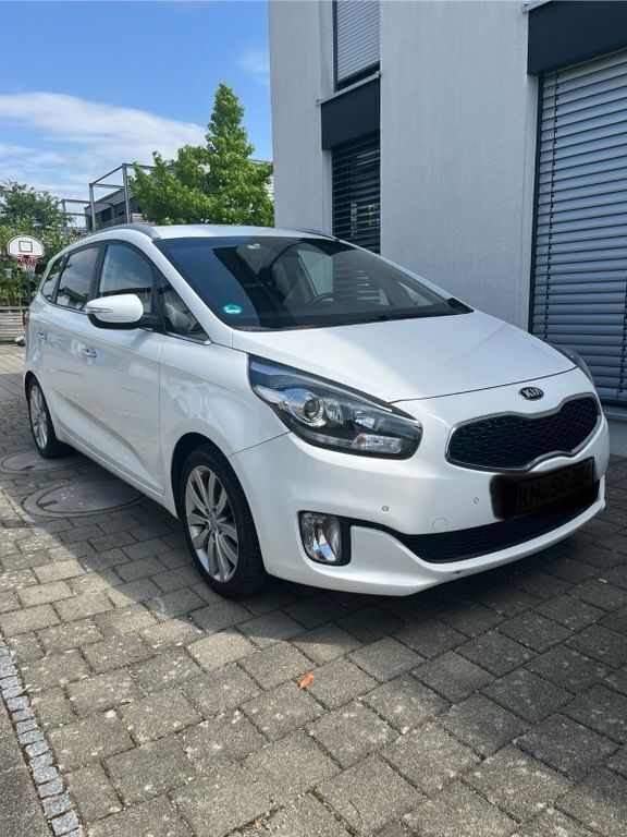 Weiß Gebraucht 2016 Kia Carens Van / Kleinbus | 9.300 € (Fairer Preis) - Bild 1/4