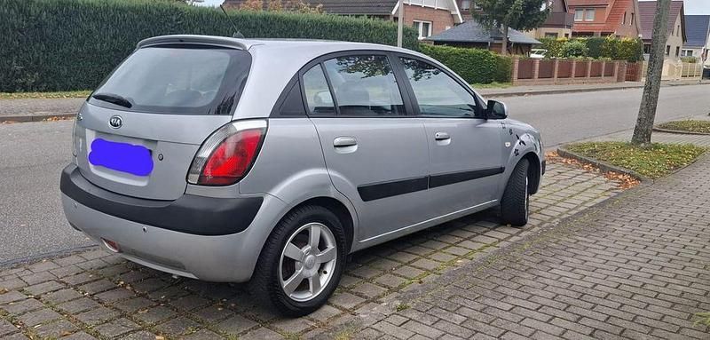 Grau Gebraucht 2007 Kia Rio 2 Limousine | 3.350 € (Fairer Preis) - Bild 1/4
