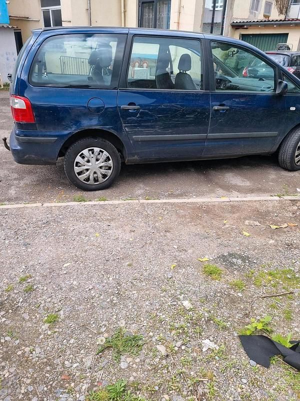 Second-hand Ford Galaxy 116 CP (85 kW) 2004 Albastru Monovolum