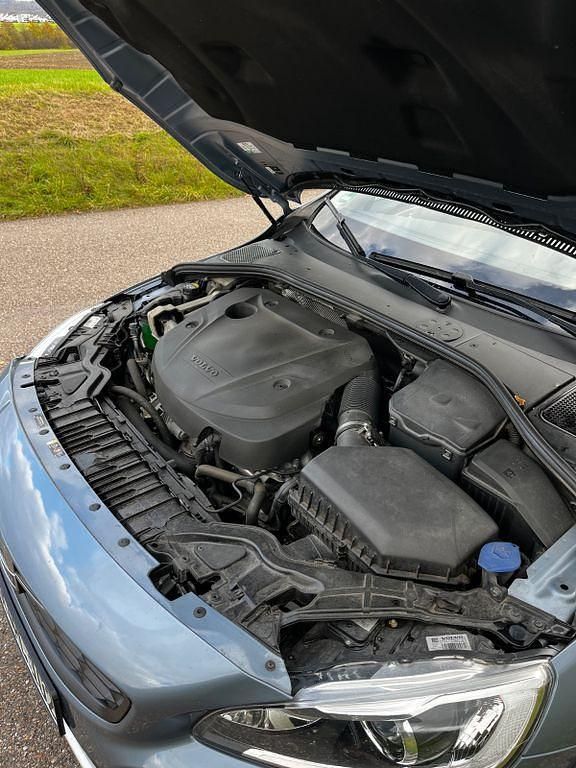 Grau Gebraucht 2017 Volvo V60 CC Kombi | 18.300 € (Fairer Preis) - Bild 1/4