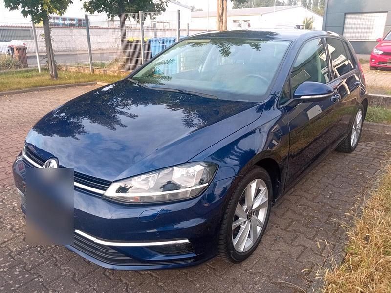 Blau Gebraucht 2018 VW Golf VII Sound Limousine | 13.970 € (Guter Preis) - Bild 1/4