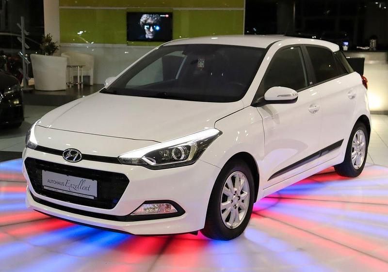 Weiß Gebraucht 2016 Hyundai i20 Passion Limousine | 9.950 € (Fairer Preis) - Bild 1/4