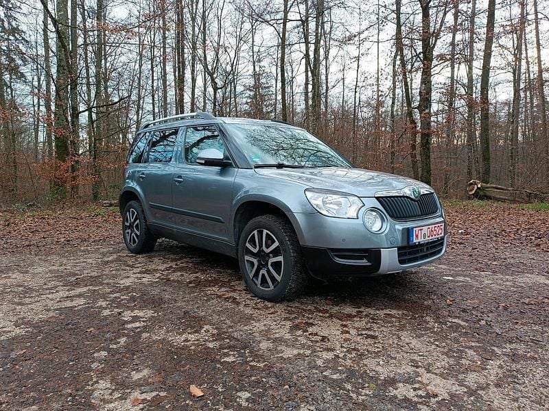Grau Gebraucht 2012 Skoda Yeti SUV | 9.999 € (Etwas zu teuer) - Bild 1/4