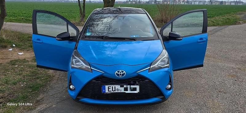 Blau Gebraucht 2018 Toyota Yaris Hybrid Team Kleinwagen | 12.499 € (Fairer Preis) - Bild 1/4