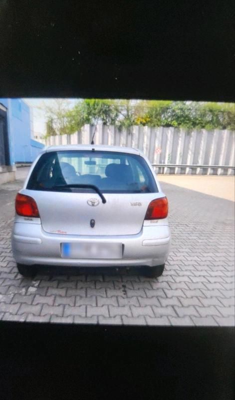 Gebraucht Toyota Yaris 65 PS (47 kW) 2005 Silber Kleinwagen