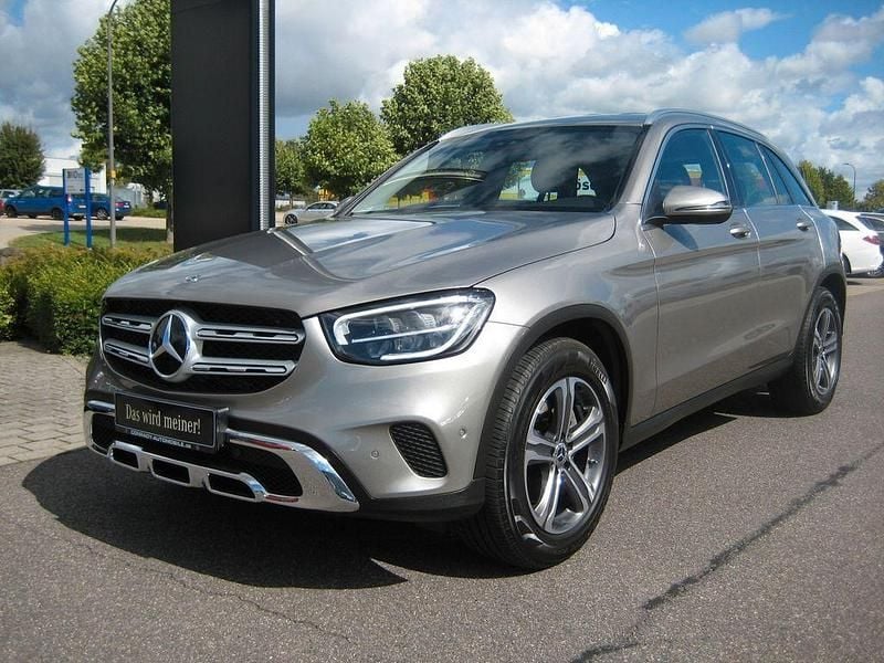 Silber Gebraucht 2020 Mercedes GLC200 Classic SUV | 34.850 € (Superpreis) - Bild 1/4