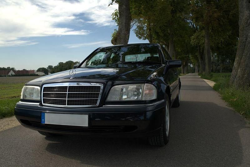 Schwarz Gebraucht 1996 Mercedes C180 Limousine | 9.950 € - Bild 1/4