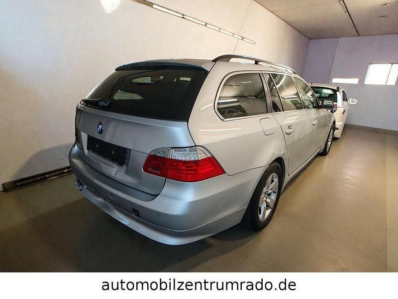 Gebraucht BMW 525 197 PS (144 kW) 2007 Silber Kombi