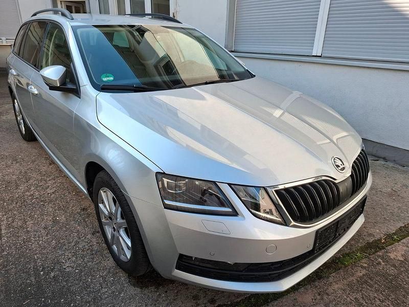 Silber Gebraucht 2019 Skoda Octavia Ambition Limousine | 10.350 € (Fairer Preis) - Bild 1/4