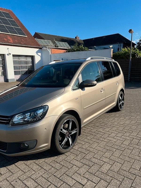 Gold Gebraucht 2013 VW Touran Trendline Van / Kleinbus | 9.499 € (Fairer Preis) - Bild 1/4