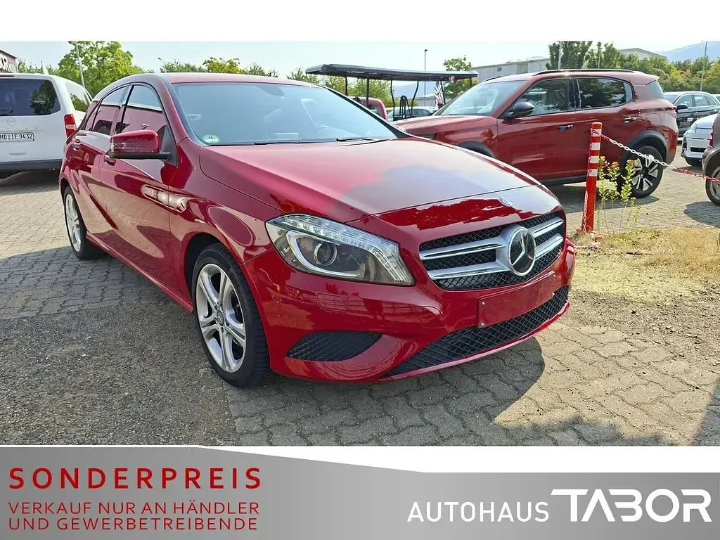 Gebraucht Mercedes A180 Urban 122 PS (89 kW) 2015 Jupiterrot  unilack Kleinwagen