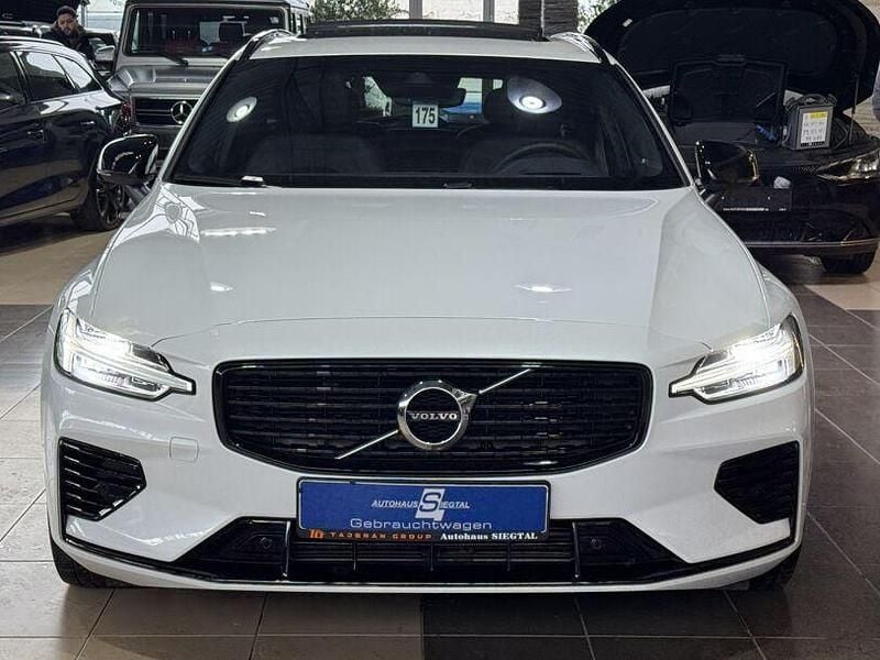 Gebraucht Volvo V60 R-Design 341 PS (250 kW) 2021 Weiß crystal white pearl / metallic (metallic) Kombi