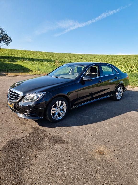 Schwarz Gebraucht 2014 Mercedes E220 Limousine | 13.800 € (Guter Preis) - Bild 1/4