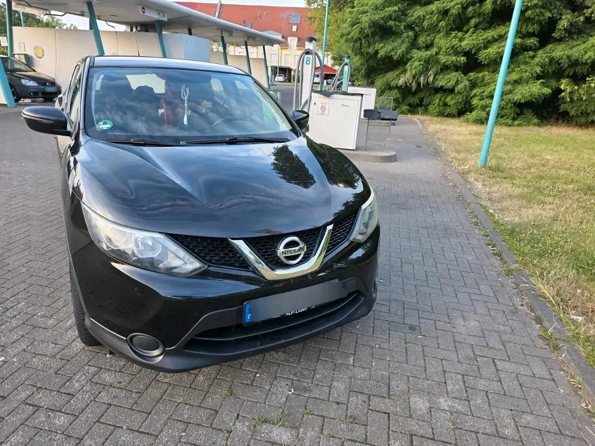 Gebraucht Nissan Qashqai 116 PS (85 kW) 2015 Schwarz SUV