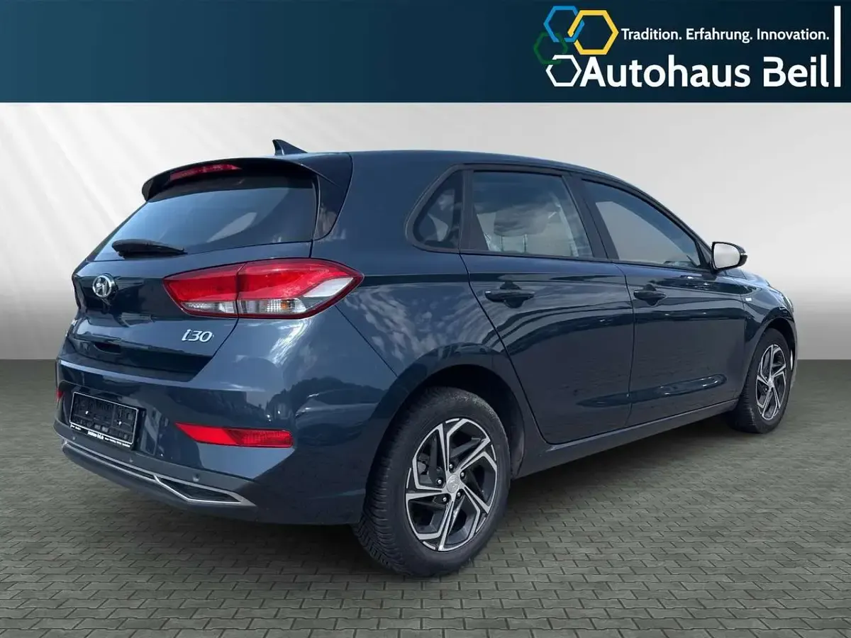 Gebraucht Hyundai i30 Select 120 PS (88 kW) 2023 Teal blue / met Limousine
