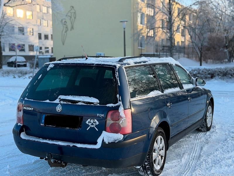 Blau Gebraucht 2004 VW Passat Kombi | 999 € (Superpreis) - Bild 1/4