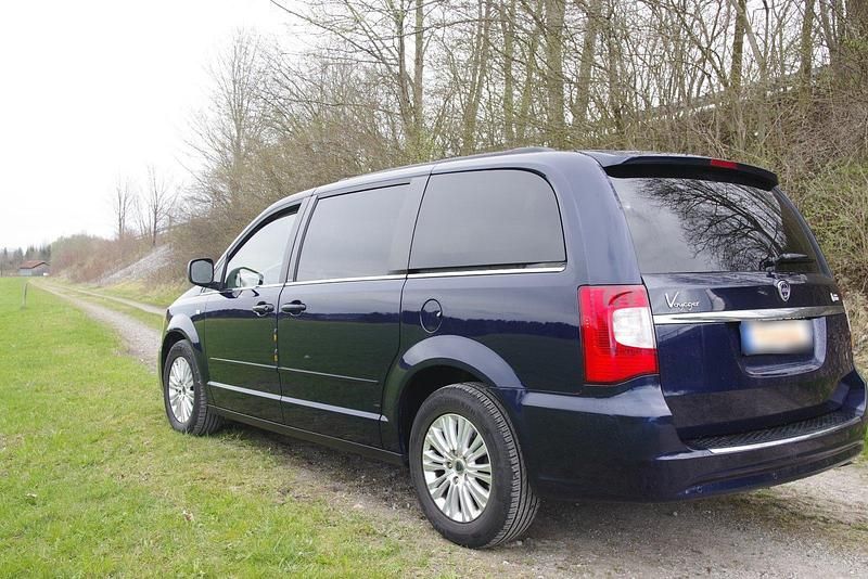 Gebraucht Lancia Voyager Silver 163 PS (119 kW) 2012 Blau Van / Kleinbus
