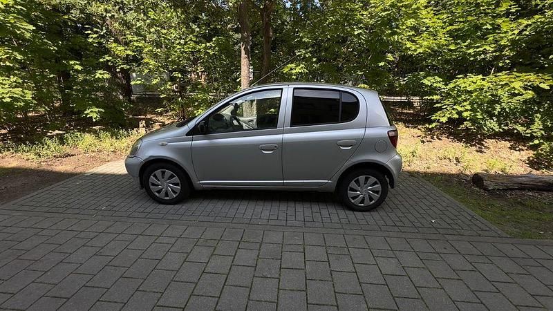 Grau Gebraucht 2002 Toyota Yaris Sol Limousine | 2.200 € (Fairer Preis) - Bild 1/4