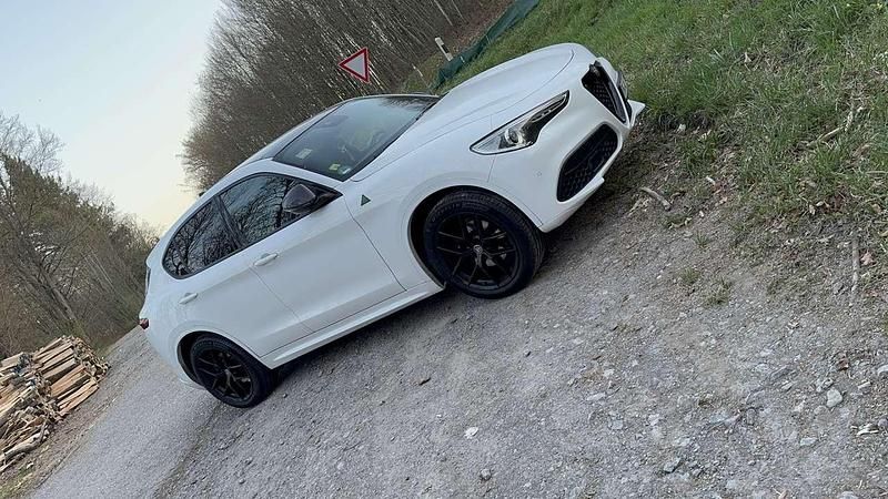 Gebraucht 2018 Alfa Romeo Stelvio Super SUV | 30.000 € - Bild 1/4