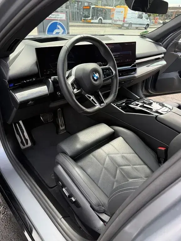 Gebraucht BMW 520 M Sport 197 PS (144 kW) 2024 Grau Limousine