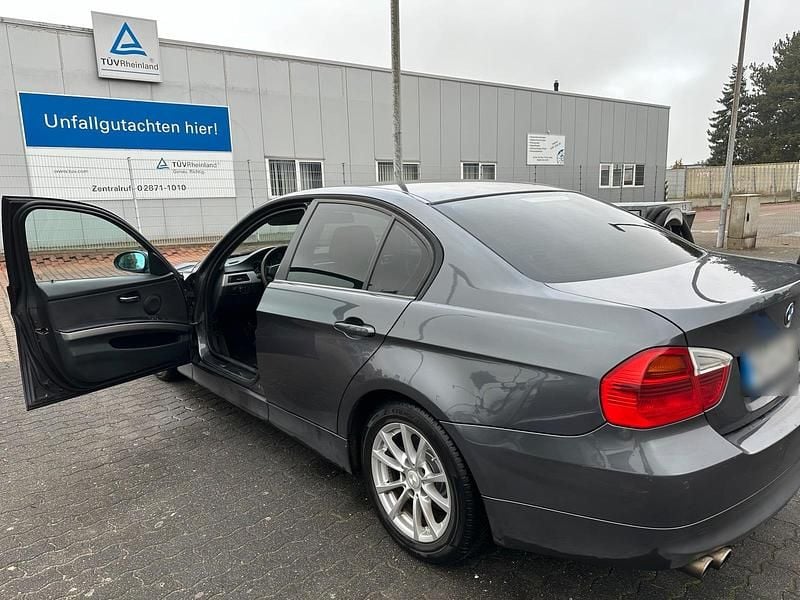 Gebraucht BMW 320 150 PS (110 kW) 2006 Grau Limousine
