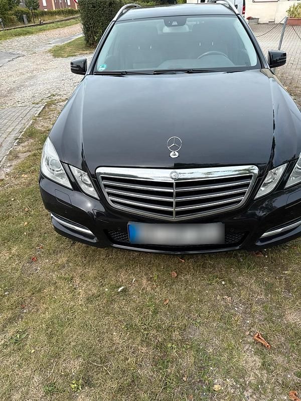 Schwarz Gebraucht 2010 Mercedes E300 Kombi | 7.450 € (Fairer Preis) - Bild 1/4