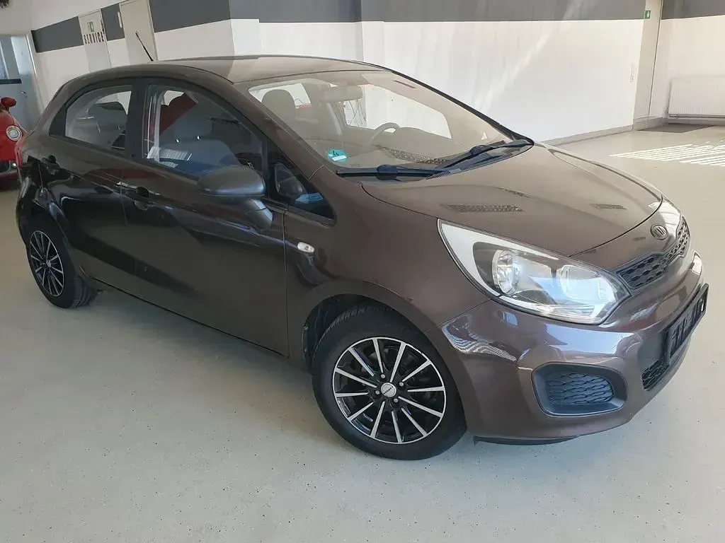 Używany Kia Rio Attract 86 KM (63 kW) 2012 Brązowy Sedan/Limuzyna