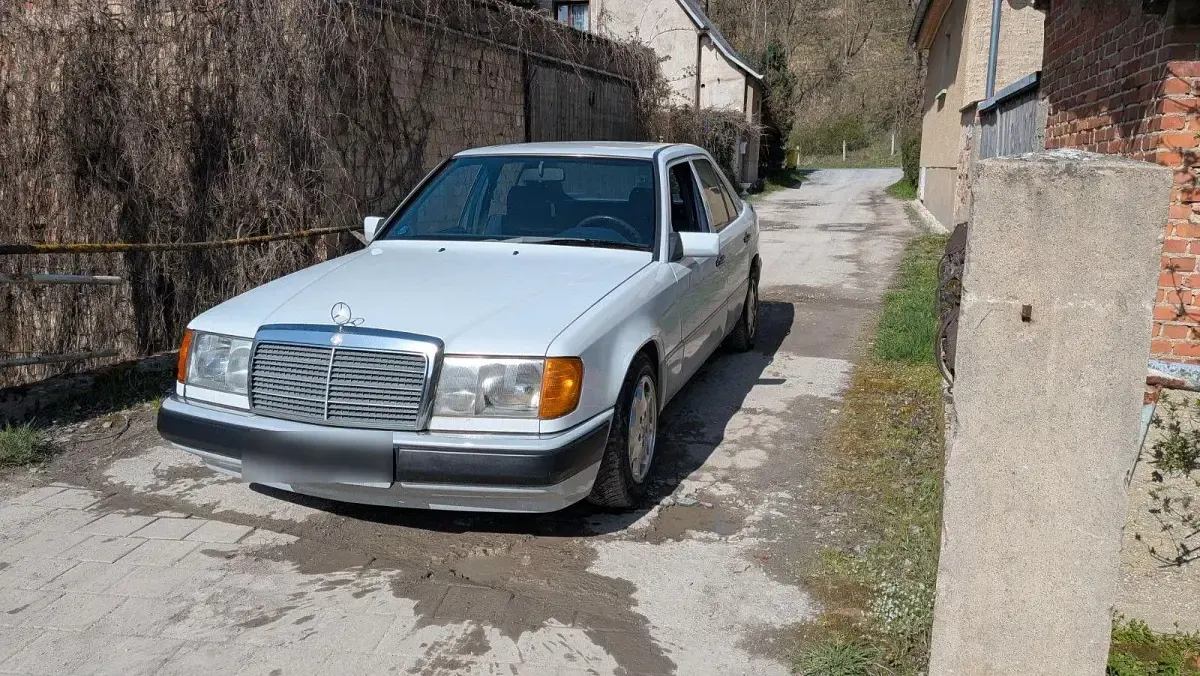 Gebraucht Mercedes 200 75 PS (55 kW) 1990 Weiß Limousine