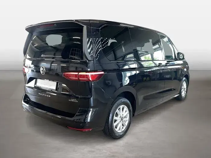 Gebraucht VW Multivan Life 150 PS (110 kW) 2023 Deep black perleffekt Van / Kleinbus