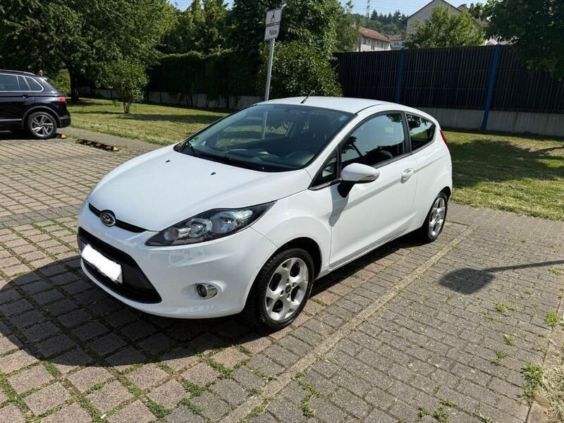 Weiß Gebraucht 2012 Ford Fiesta Champions Edition Kleinwagen | 4.799 € (Fairer Preis) - Bild 1/4