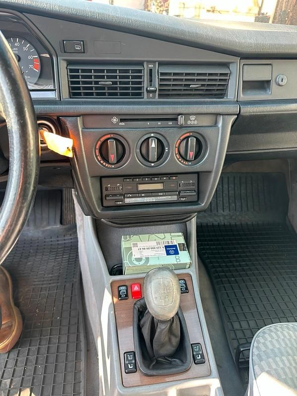 Gebraucht Mercedes 190 160 PS (117 kW) 1989 Silber Limousine