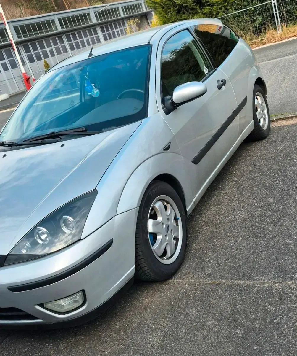 Gebraucht Ford Focus 115 PS (84 kW) 2002 Grau Kleinwagen