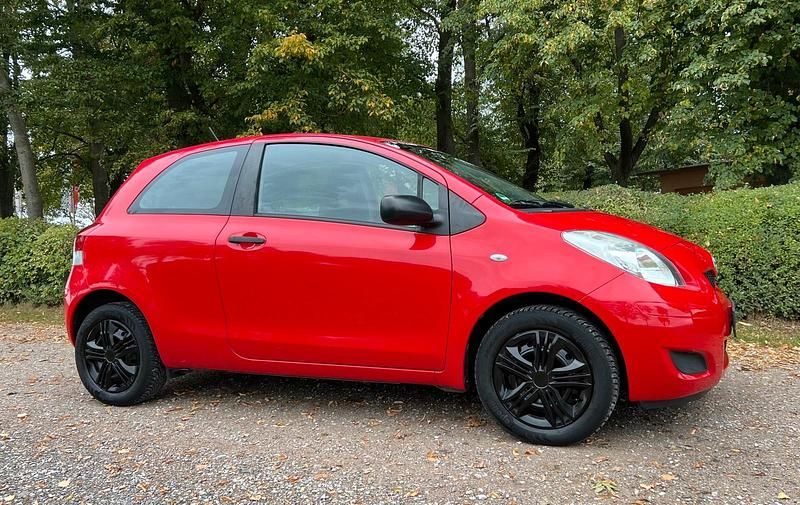 Rot Gebraucht 2010 Toyota Yaris Kleinwagen | 2.999 € (Fairer Preis) - Bild 1/4