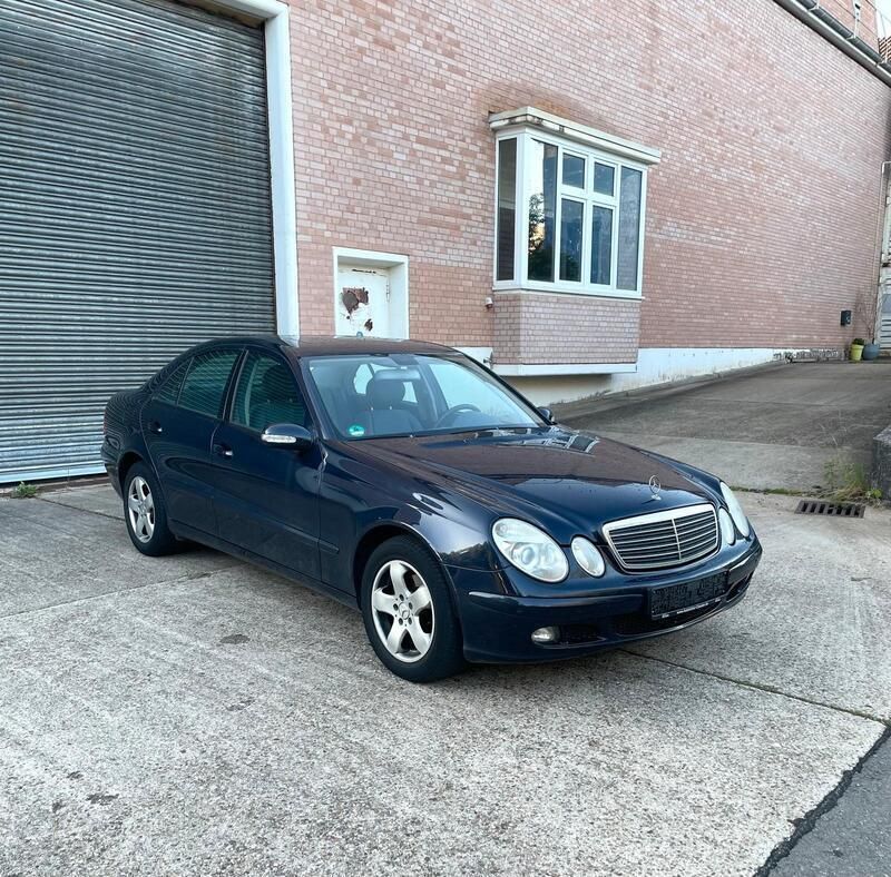 Blau Gebraucht 2005 Mercedes E200 Limousine | 2.200 € (Superpreis) - Bild 1/4