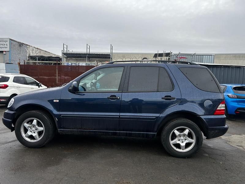 Gebraucht Mercedes ML320 218 PS (160 kW) 1999 Blau SUV