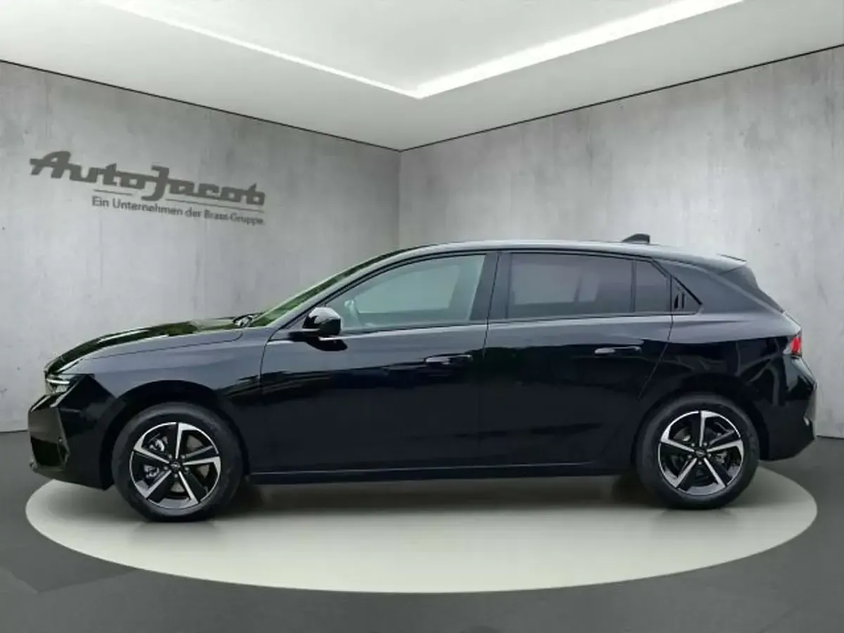Neu Opel Astra Edition 136 PS (100 kW) 2026 Karbon schwarz (metallic) Limousine