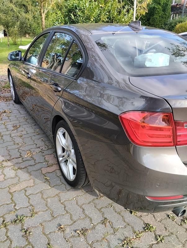 Gebraucht BMW 318 143 PS (105 kW) 2012 Braun Limousine