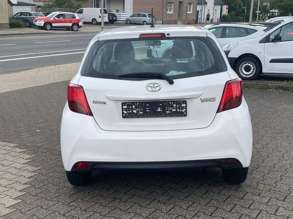 Gebraucht Toyota Yaris 69 PS (50 kW) 2015 Super white 2 Kleinwagen