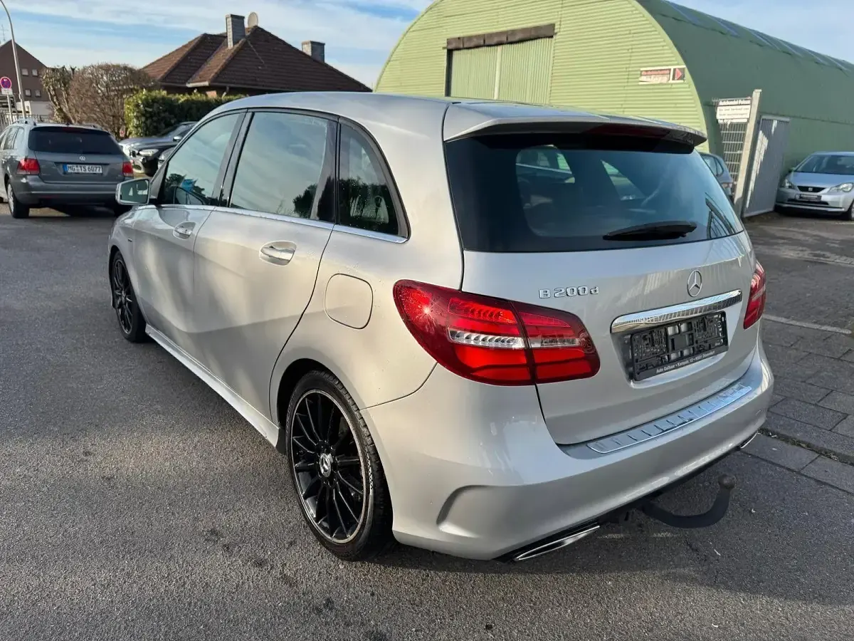 Gebraucht Mercedes B200 AMG line 136 PS (100 kW) 2019 Silber Kleinwagen