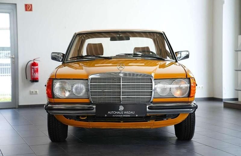 Gebraucht Mercedes 230 109 PS (80 kW) 1980 Orange Limousine