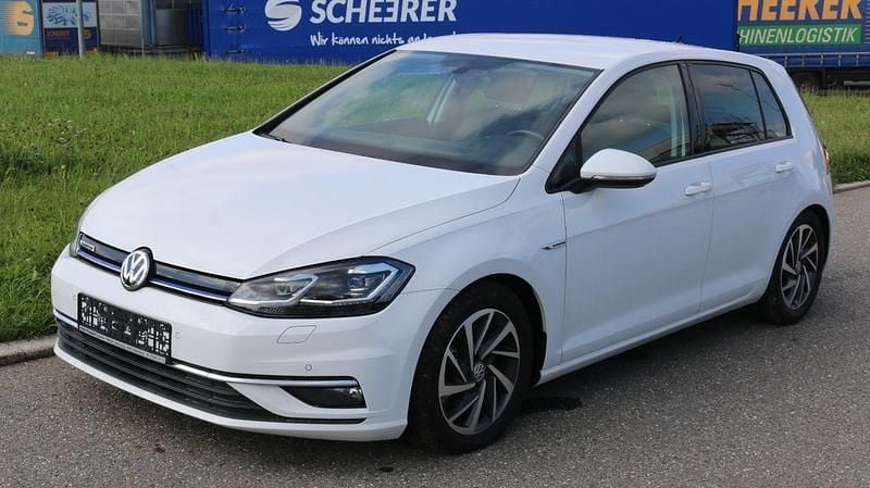 Gebraucht VW Golf Comfortline 131 PS (96 kW) 2018 Weiß Limousine