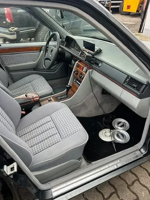 Gebraucht Mercedes 200 118 PS (86 kW) 1991 Schwarz Limousine