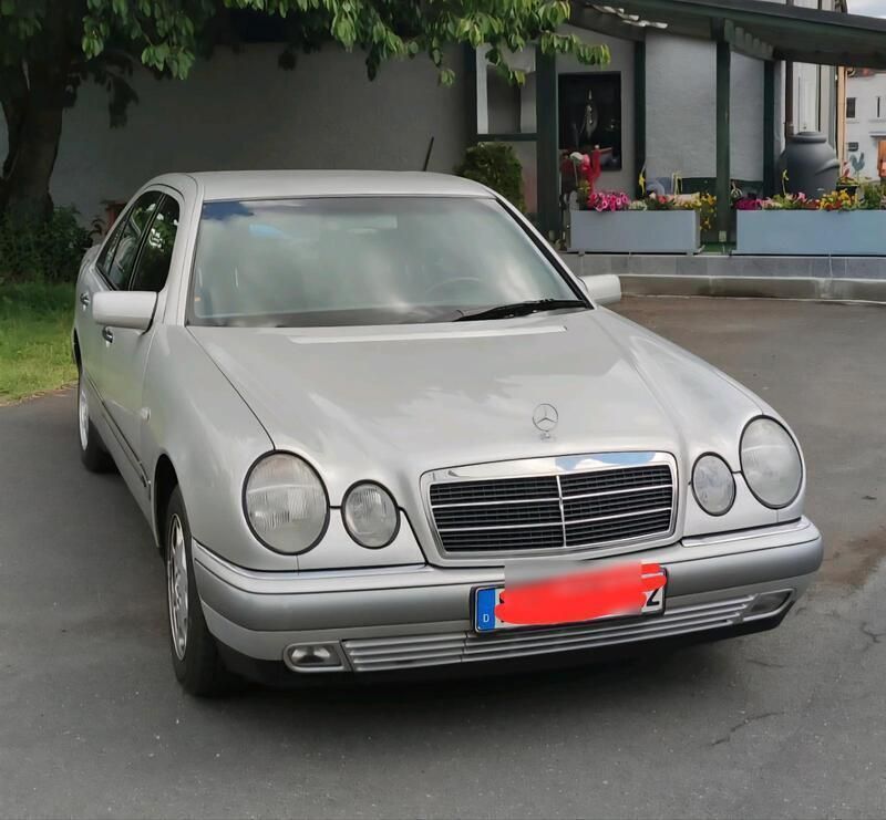 Silber Gebraucht 1996 Mercedes E230 Limousine | 3.000 € - Bild 1/4