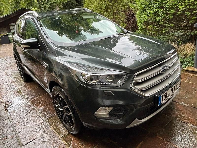 Grün Gebraucht 2018 Ford Kuga Titanium SUV | 15.700 € (Fairer Preis) - Bild 1/4